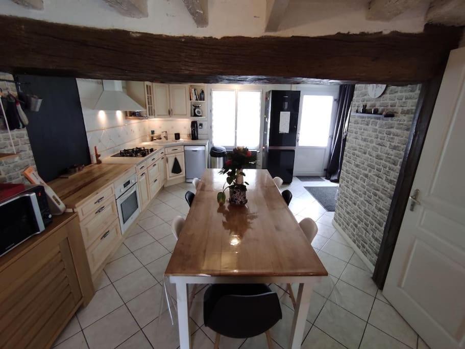 Chaleureuse Maison De Ville Avec Parking Gratuit Chinon Exterior photo